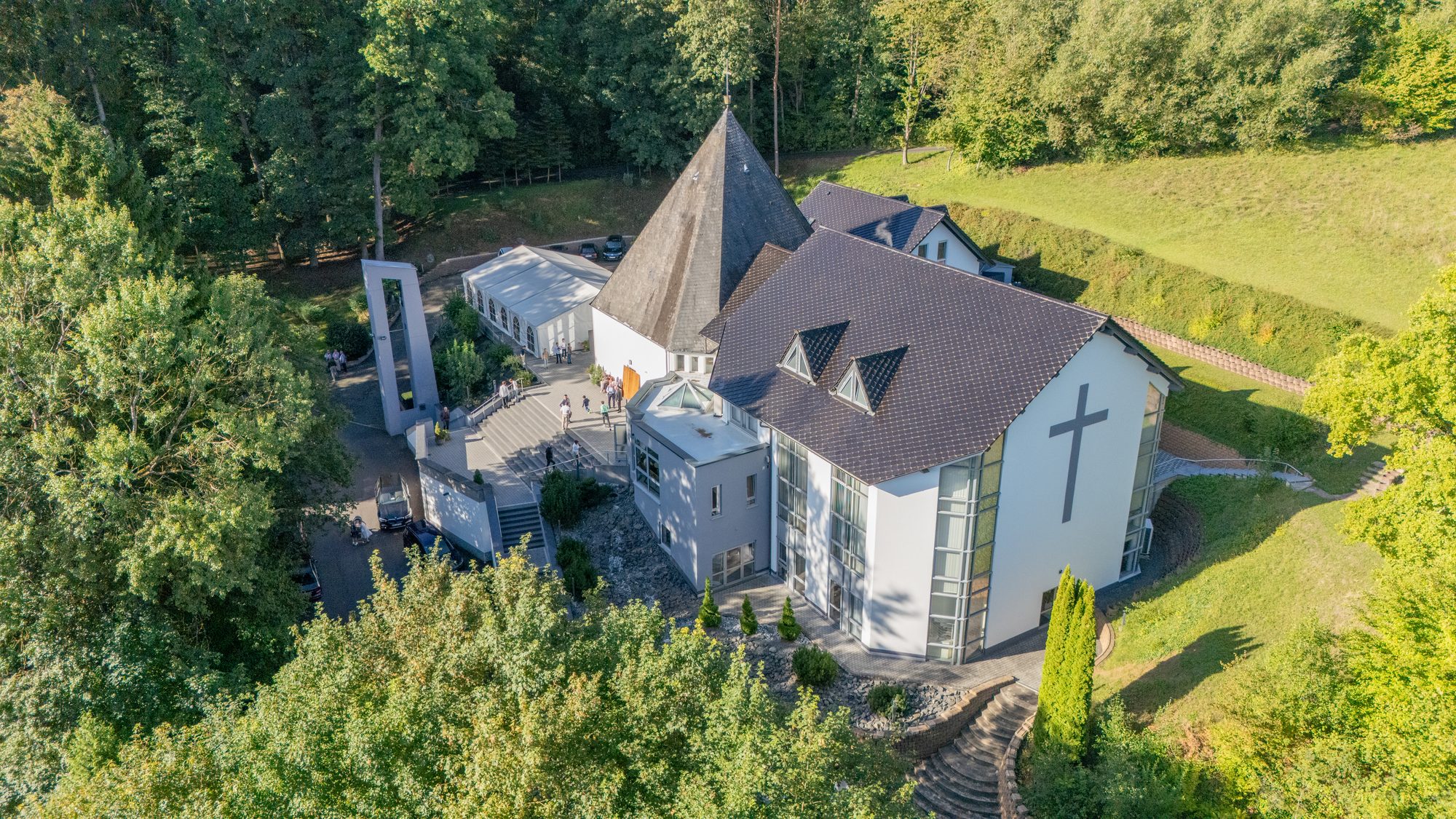 Das Gemeindehaus der Christlichen Gemeinde Zellersgrund von oben, umgeben von Wald